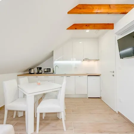 Tudor Апартаменти Хвар