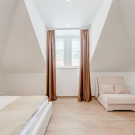 Tudor Apartment *