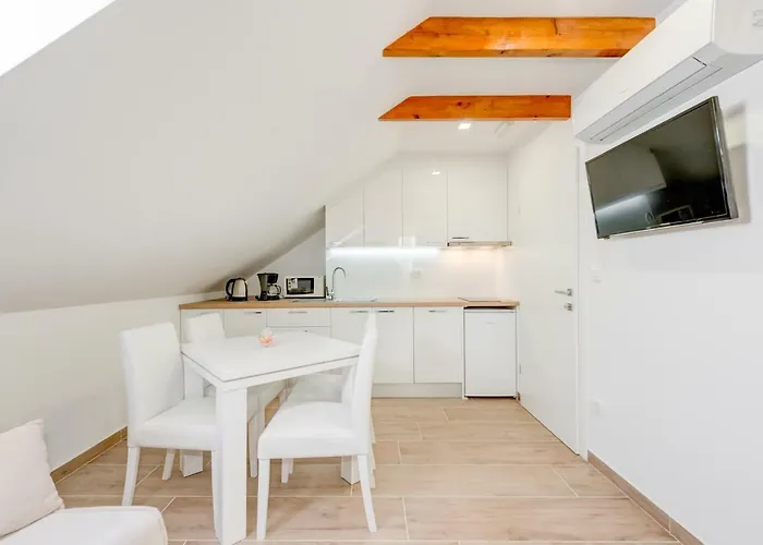 Tudor Апартаменты Хвар